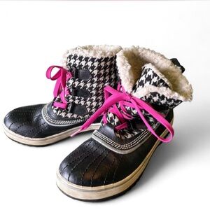 Sorel houndstooth rugged arctic mountain boots winter ankle booties size 6